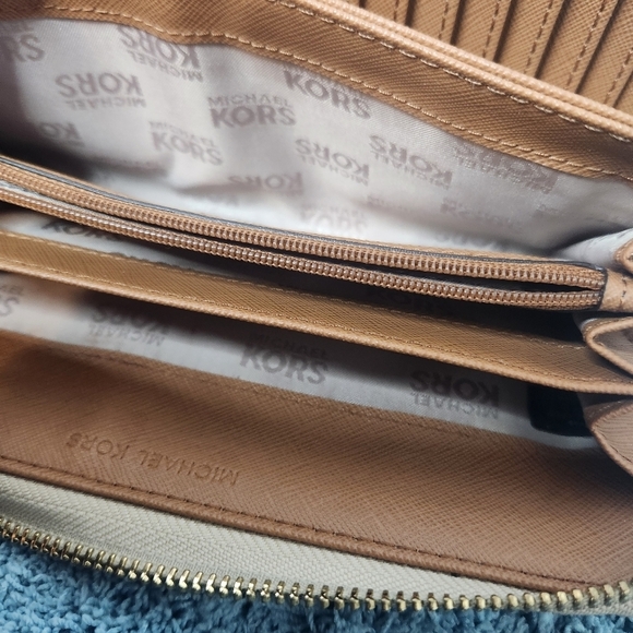 Michael Kors Women's Authentic Wallet Purse - Picture 5 of 5